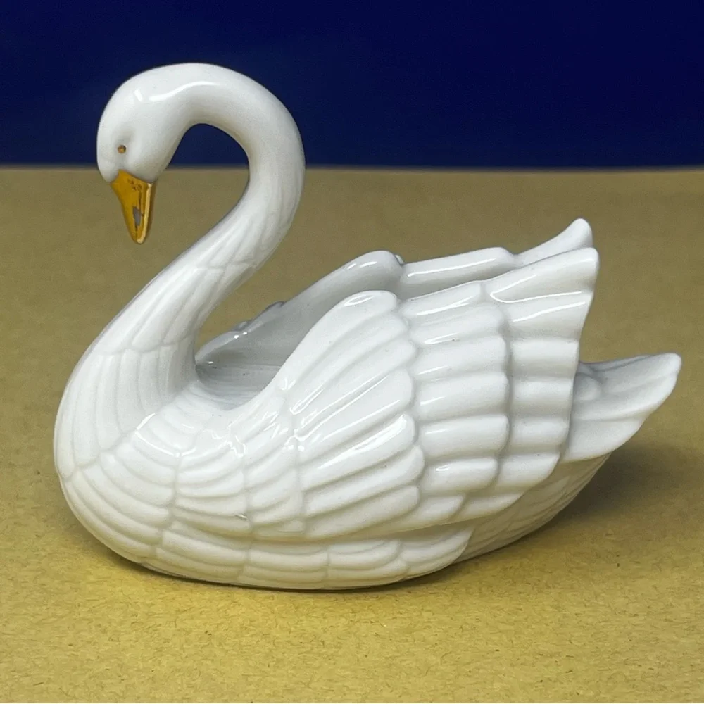 Lenox Porcelain 3” Swan Wedding cake topper/place setting holder 24k gold beak - Picture 3 of 10